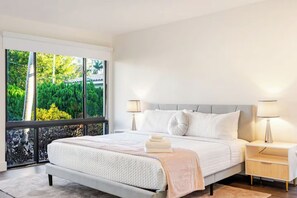 4 chambres, bureau, fer et planche à repasser, lit de bébé portatif