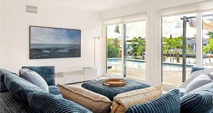 NEW 4BR Waterfront w/Private Pool @ Golden Isles