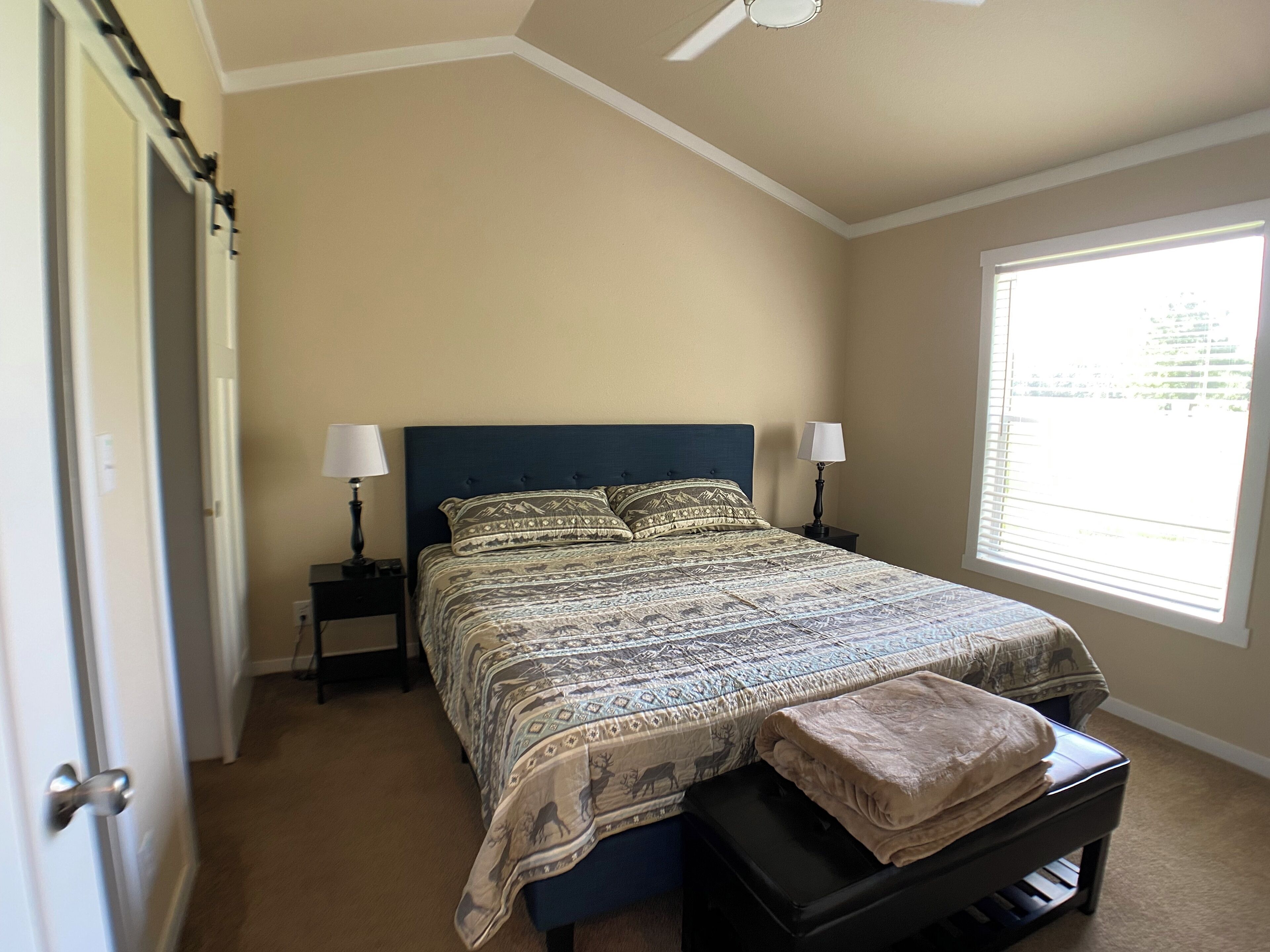 2 habitaciones, escritorio y tabla de planchar con plancha 