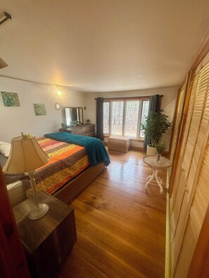 2 bedrooms, WiFi, bed sheets - No car needed! 10min to stadium/trains. Huge property, 2br well equipped home (Foxborough)