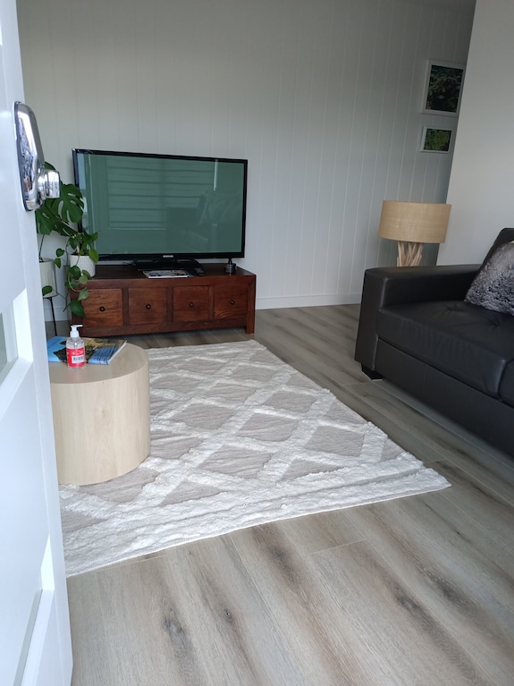 Cosy 1 Bedroom Unit With Separate Living Space, Laundry And Kitchen. - Launceston