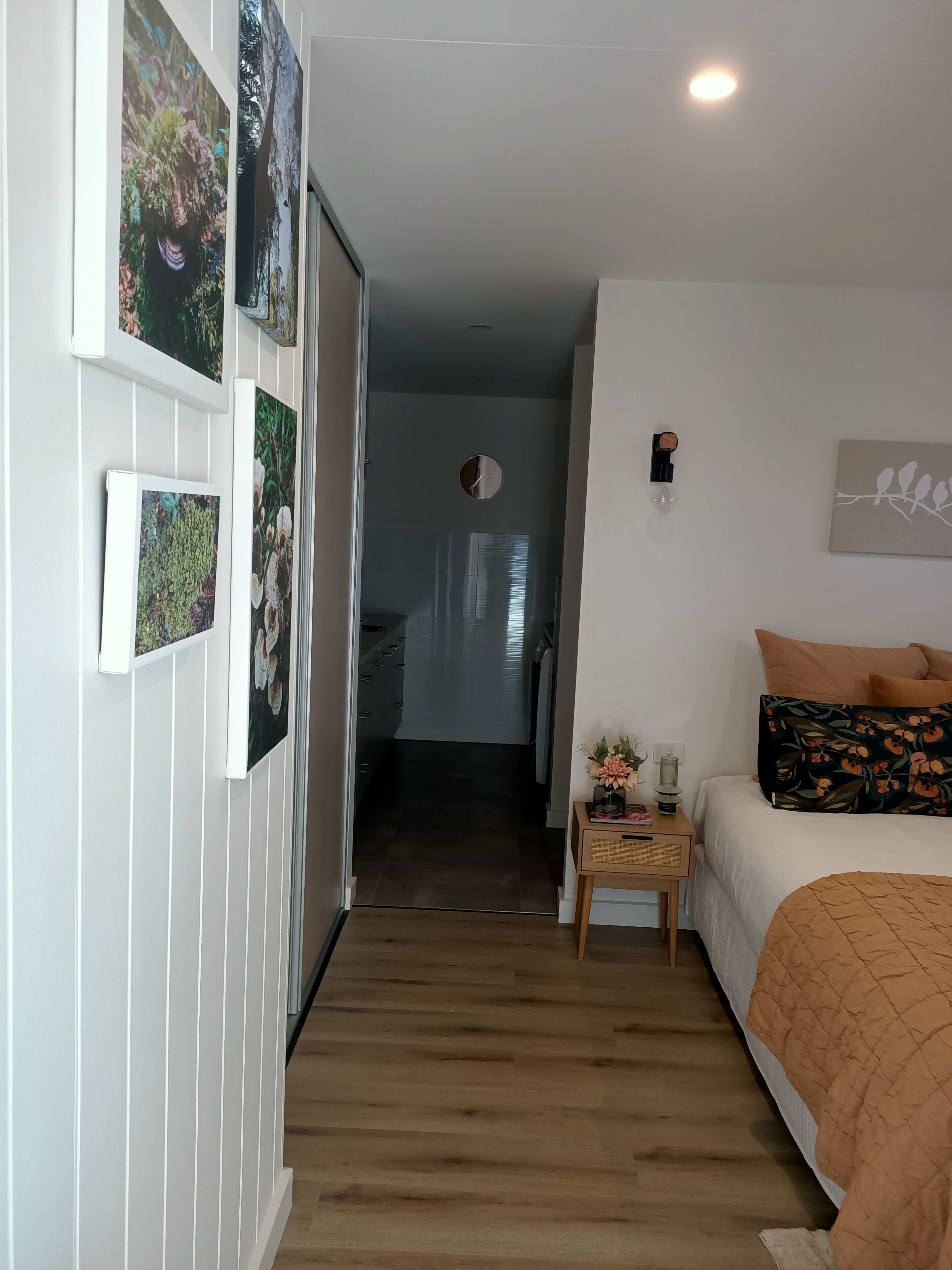 Iron/ironing board, bed sheets