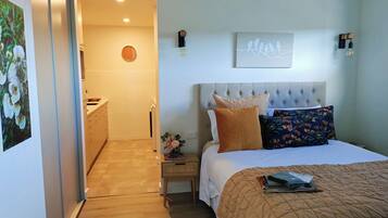 Iron/ironing board, bed sheets