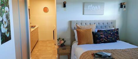 Iron/ironing board, bed sheets