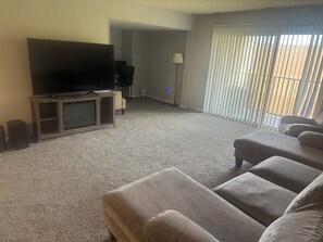 Televisión y chimenea 