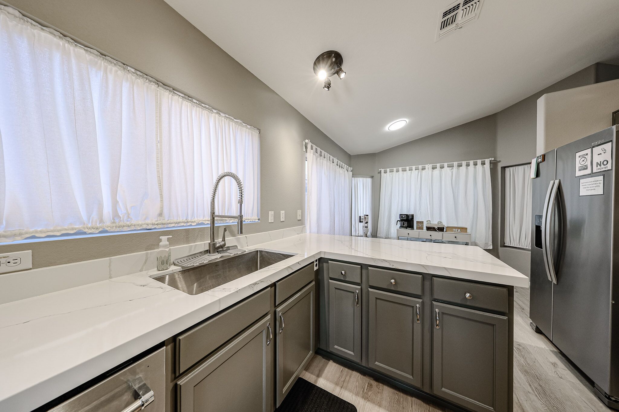 Kjøleskap, mikrobølgeovn, ovn og kokeplater