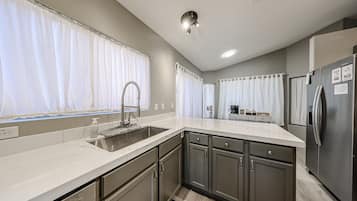 Kjøleskap, mikrobølgeovn, ovn og kokeplater