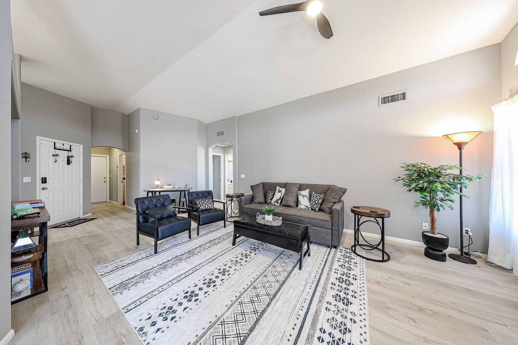 Smart-TV, peis og bøker