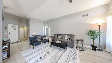 Smart-TV, peis og bøker