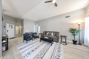 Smart TV, lareira, livros