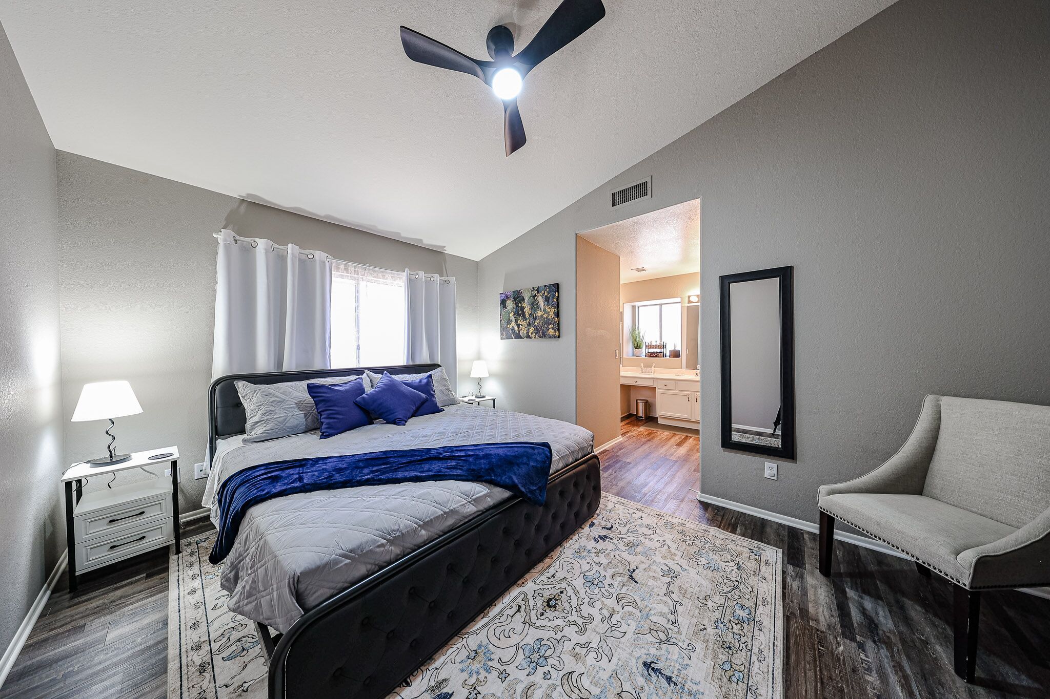 3 chambres, bureau, fer et planche à repasser, lit parapluie