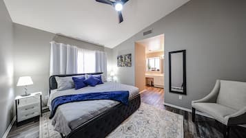 3 quartos, escrivaninha, ferros/tábuas de passar roupa, berço de viagem