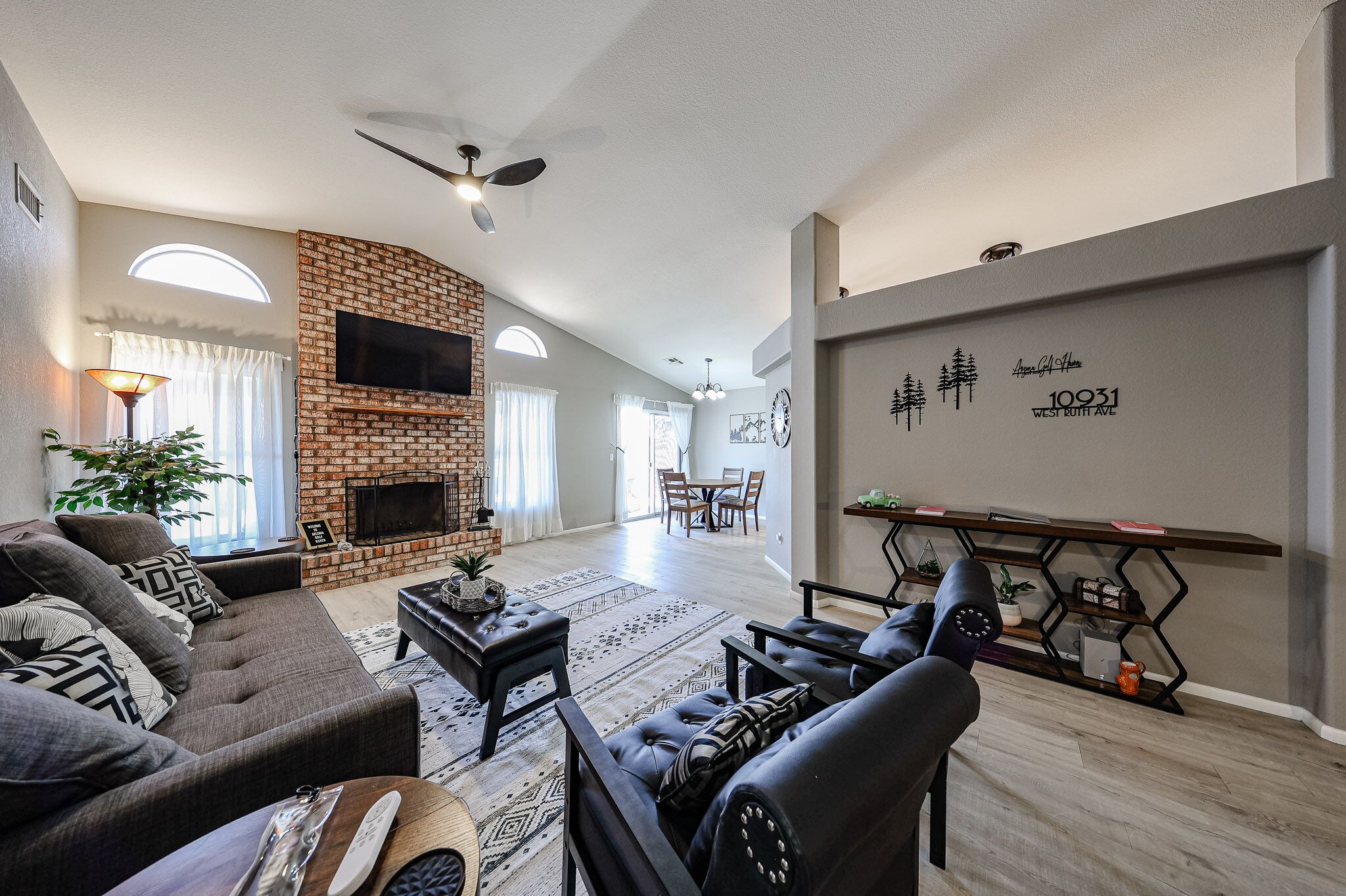 Älytelevisio, takka, kirjoja