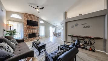 Smart-TV, peis og bøker