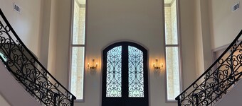 Grand 6 Bedroom House in Bartlett!