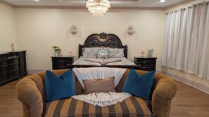 Interior - Grand 6 Bedroom House in Bartlett! (Bartlett)