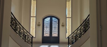 Grand 6 Bedroom House in Bartlett!