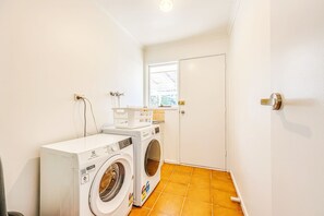 Hus Deluxe - utsikt mot trädgården | Interiör