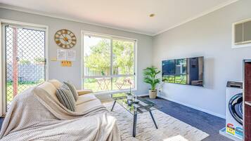 Deluxe House, Garden View | Living area