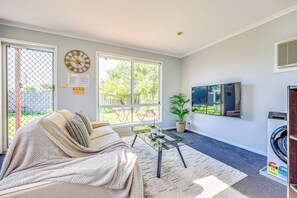 Deluxe House, Garden View | Living area - StayAU Family-Friendly Home near Deakin (Whittington)