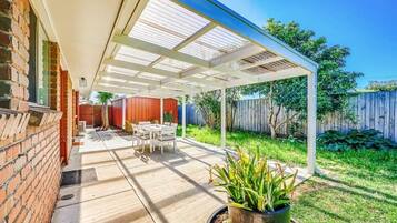 Casa luxo, vista para o jardim | Opções para refeição ao ar livre