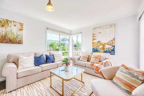 StayAU Family-Friendly Home near Deakin