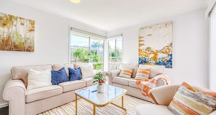 StayAU Family-Friendly Home near Deakin