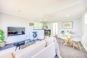 Hus Deluxe - utsikt mot trädgården | Vardagsrum