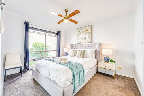 StayAU Family-Friendly Home near Deakin