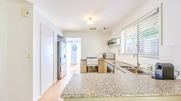 Deluxe House, Garden View | Private kitchen