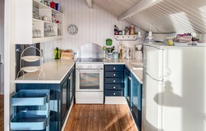 Refrigerador, parrilla de estufa y cafetera y tetera 