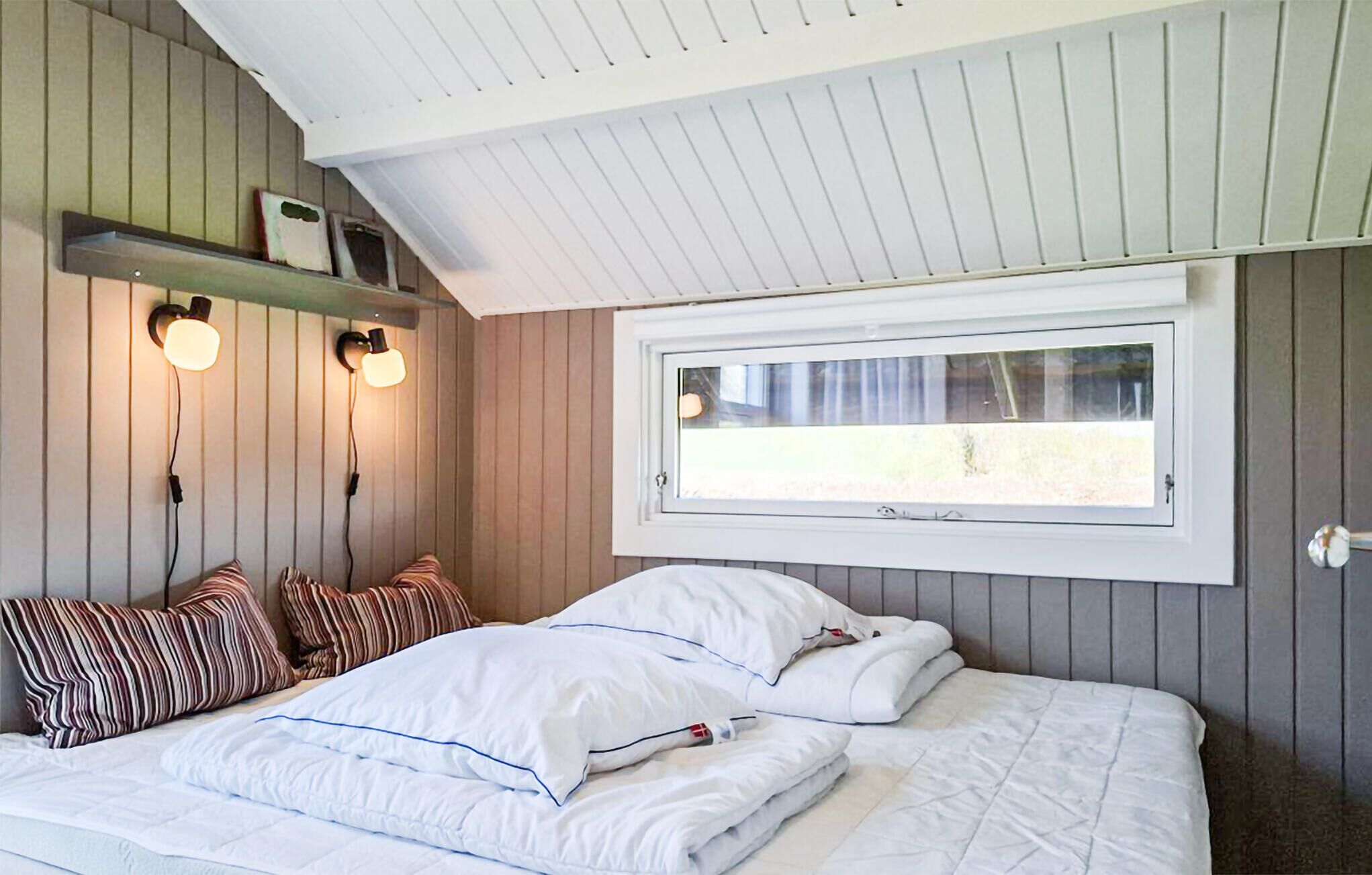 Travel crib, free WiFi