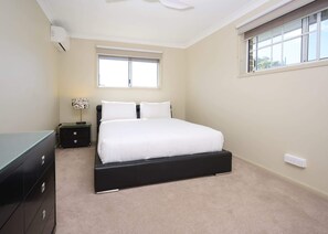 5 habitaciones, escritorio, tabla de planchar con plancha y wifi 