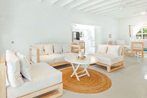 Smart TV - Soulful Escape – Spacious 5BR Villa by Bocobay (Noord)