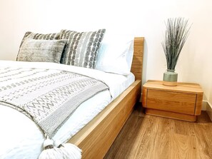 WiFi, bed sheets - The `7` - Modern Downtown Condo (Golden)