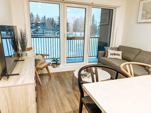 TV - The `7` - Modern Downtown Condo (Golden)