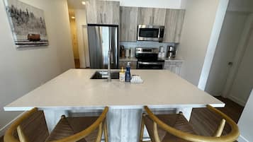 Køleskab, mikrobølgeovn, ovn, kogeplade