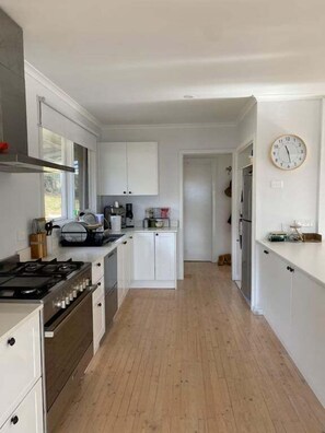 Fridge, microwave, oven, stovetop - Bayviews on Bridgewater (Portland North)