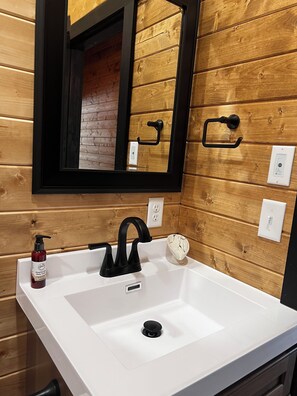 Ducha, toallas, jabón y champú