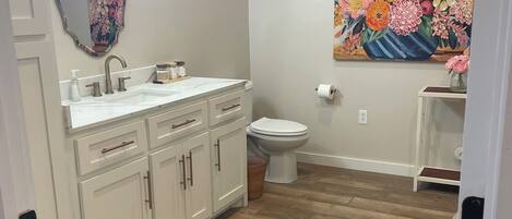 淋浴設備、風筒、提供毛巾、番梘