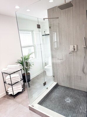 Hair dryer, towels, soap, toilet paper - Luxury Butler St Home w/ Parking, Perfect for NFL Draft (Pittsburgh)