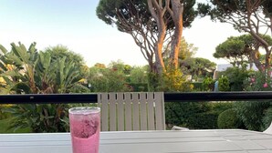 Ein Tisch mit einem Glas rosa Getränk und verstreuten Spielsteinen.