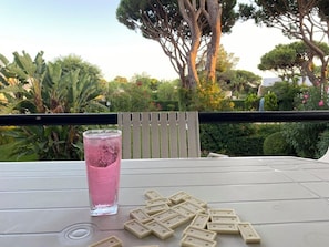Property grounds - Vilamoura Apartment with Garden Views, Near Marina, Golf & Tennis (Quarteira)