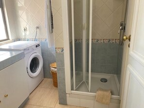 Shower, hair dryer, towels, soap - Vilamoura Apartment with Garden Views, Near Marina, Golf & Tennis (Quarteira)