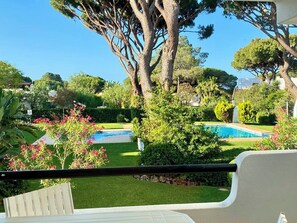 Property grounds - Vilamoura Apartment with Garden Views, Near Marina, Golf & Tennis (Quarteira)