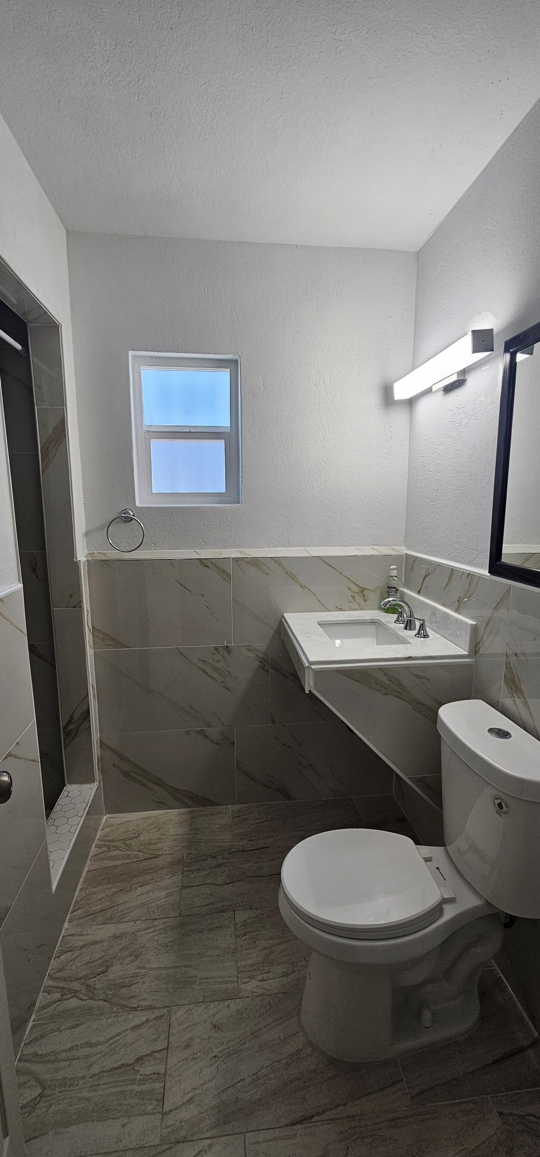 Ducha, toallas, jabón, papel higiénico