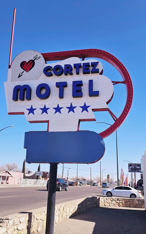 Segnaletica di motel con la scritta 'Cortez Motel'.