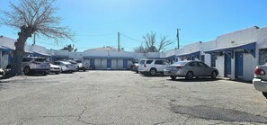 Property grounds - Cortez Motel (El Paso)