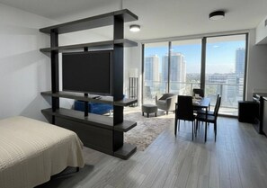 Desk, WiFi, bed sheets - Skyline View Studio • 23rd Floor Miami (Miami)