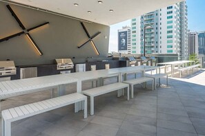 Outdoor dining - Skyline View Studio • 23rd Floor Miami (Miami)